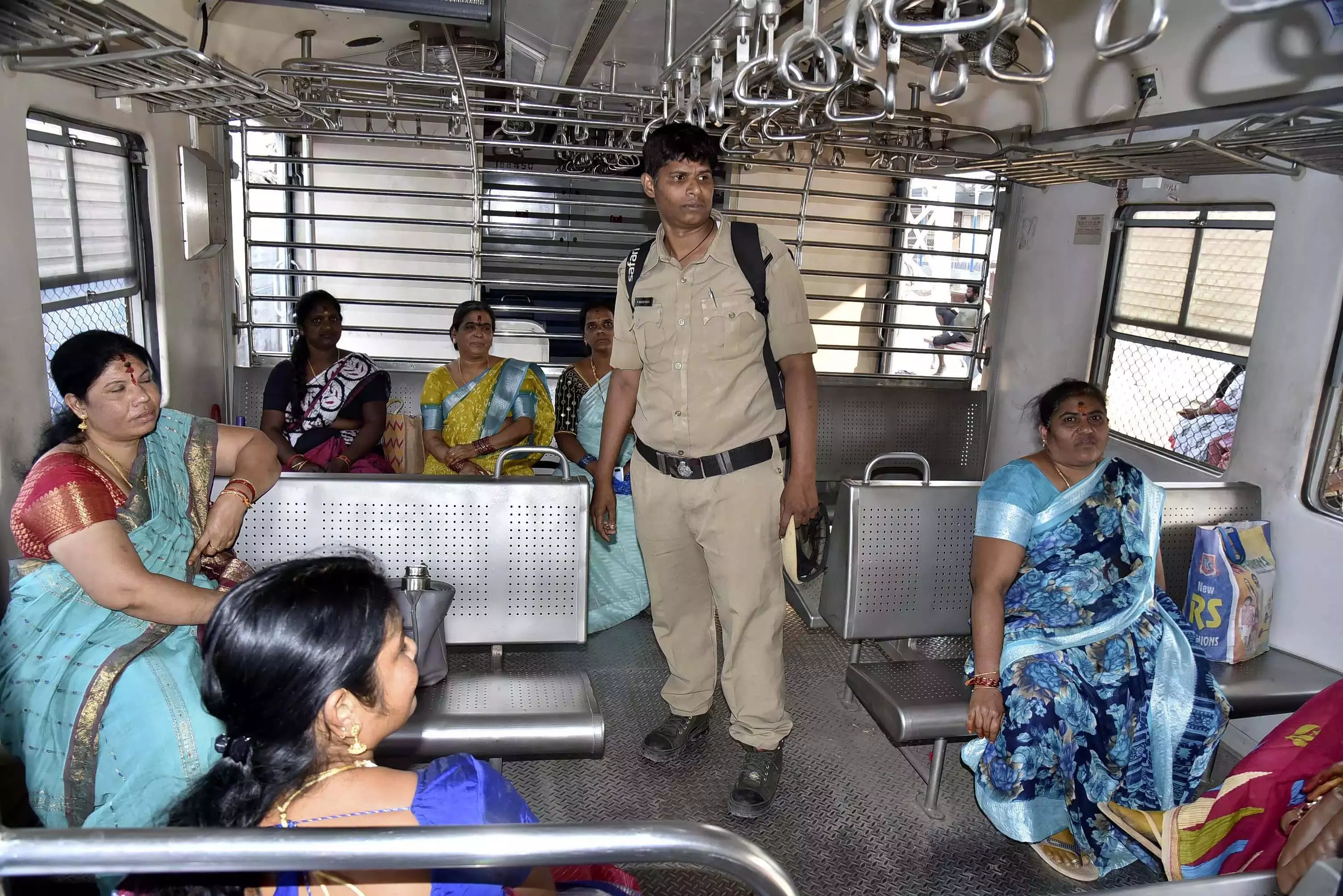 GRP ने MMTS महिला कोचों में कैमरे लगाने का प्रस्ताव रखा GRP ने MMTS महिला कोचों में कैमरे लगाने का प्रस्ताव रखा