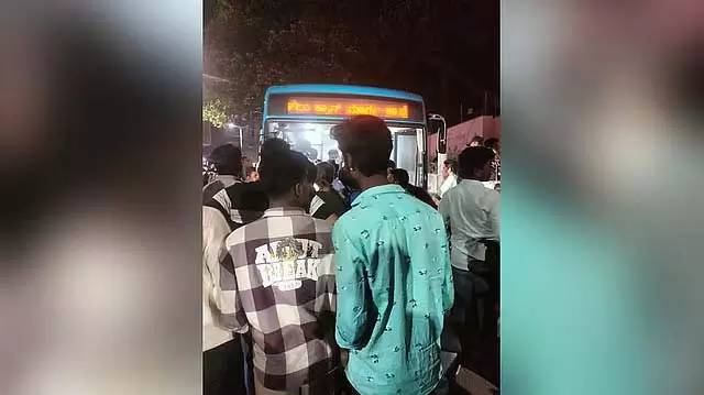 BMTC बस ने बाइक को टक्कर मारी, सवार और पैदल यात्री को 50 मीटर तक घसीटा, मौत BMTC बस ने बाइक को टक्कर मारी, सवार और पैदल यात्री को 50 मीटर तक घसीटा, मौत
