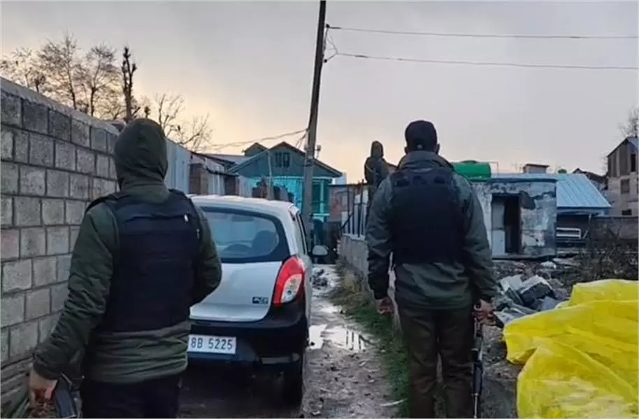 Jammu-Kashmir: छापेमारी जारी, कई घरों से सामान बरामद Jammu-Kashmir: छापेमारी जारी, कई घरों से सामान बरामद
