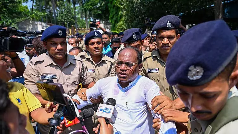 Odisha: निलंबन के एक दिन बाद कांग्रेस विधायकों की पुलिस से झड़प Odisha: निलंबन के एक दिन बाद कांग्रेस विधायकों की पुलिस से झड़प