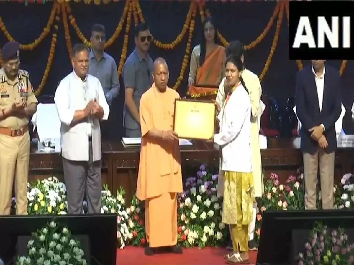 लखनऊ में आयुष विभाग के 283 चिकित्सा अधिकारियों को नियुक्ति पत्र वितरित करते CM Yogi लखनऊ में आयुष विभाग के 283 चिकित्सा अधिकारियों को नियुक्ति पत्र वितरित करते CM Yogi