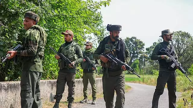 जम्मू-कश्मीर के कठुआ में मुठभेड़: पुलिस अधिकारी घायल जम्मू-कश्मीर के कठुआ में मुठभेड़: पुलिस अधिकारी घायल
