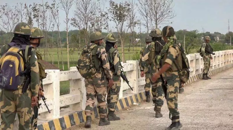 J-K में सुरक्षा बलों और आतंकवादियों के बीच फिर मुठभेड़ शुरू J-K में सुरक्षा बलों और आतंकवादियों के बीच फिर मुठभेड़ शुरू