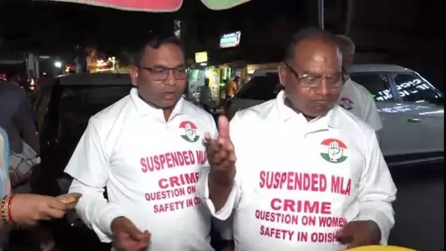 T-shirt में चाय की चुस्की: महिलाओं के खिलाफ अपराध को लेकर कांग्रेस का अनोखा विरोध प्रदर्शन T-shirt में चाय की चुस्की: महिलाओं के खिलाफ अपराध को लेकर कांग्रेस का अनोखा विरोध प्रदर्शन