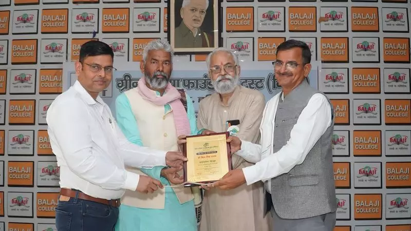 यमुना संरक्षण प्रयासों के लिए डॉ. शिव रावत को पर्यावरण योद्धा पुरस्कार से सम्मानित किया यमुना संरक्षण प्रयासों के लिए डॉ. शिव रावत को पर्यावरण योद्धा पुरस्कार से सम्मानित किया