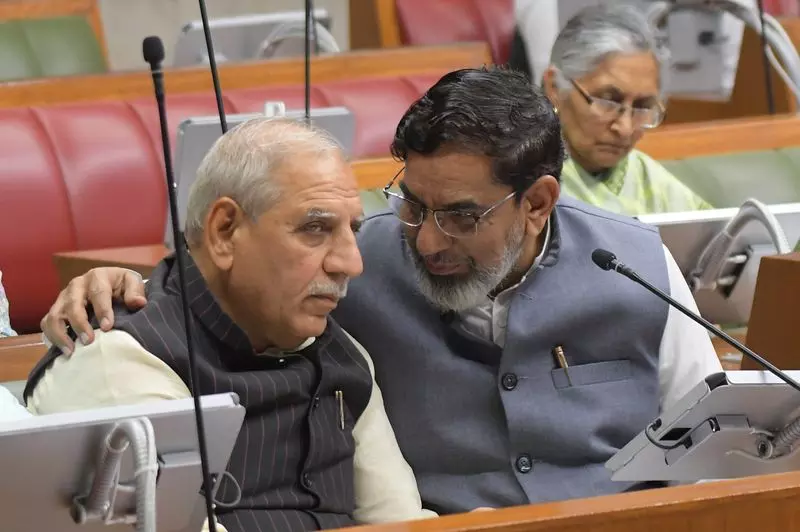 Haryana : विधानसभा में शहीद स्मारक को लेकर गरमागरम बहस Haryana : विधानसभा में शहीद स्मारक को लेकर गरमागरम बहस