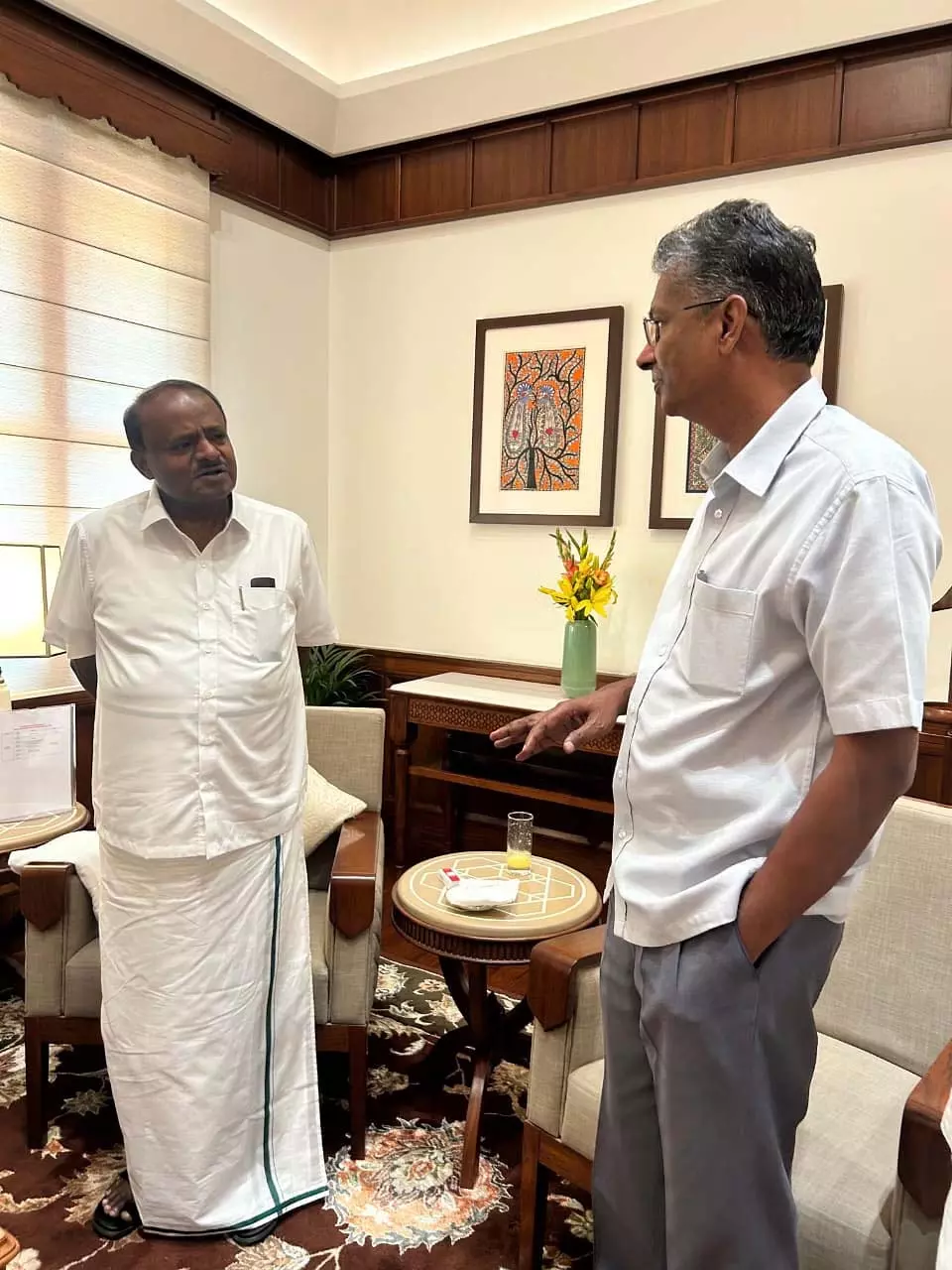 Karnataka : जारकीहोली-एचडीके की मुलाकात से विवाद खड़ा Karnataka : जारकीहोली-एचडीके की मुलाकात से विवाद खड़ा