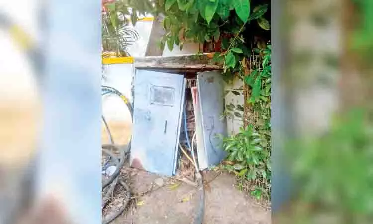 खुले तार, निचले स्तर पर स्थित EB पिलर बॉक्स मनपक्कम निवासियों के लिए खतरा बन रहे खुले तार, निचले स्तर पर स्थित EB पिलर बॉक्स मनपक्कम निवासियों के लिए खतरा बन रहे