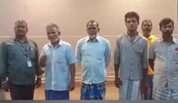 Sri Lankan की जेल से रिहा हुए 7 मछुआरे चेन्नई पहुंचे Sri Lankan की जेल से रिहा हुए 7 मछुआरे चेन्नई पहुंचे