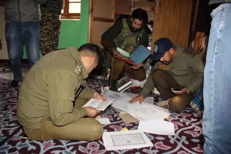 Shopian में पुलिस ने प्रतिबंधित जमात-ए-इस्लामी सदस्यों के घरों पर छापेमारी की Shopian में पुलिस ने प्रतिबंधित जमात-ए-इस्लामी सदस्यों के घरों पर छापेमारी की