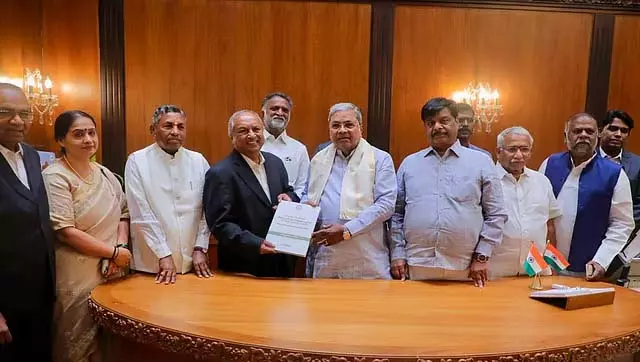 आंतरिक आरक्षण: न्यायमूर्ति नागमोहन दास आयोग ने सीएम को अंतरिम रिपोर्ट सौंपी आंतरिक आरक्षण: न्यायमूर्ति नागमोहन दास आयोग ने सीएम को अंतरिम रिपोर्ट सौंपी