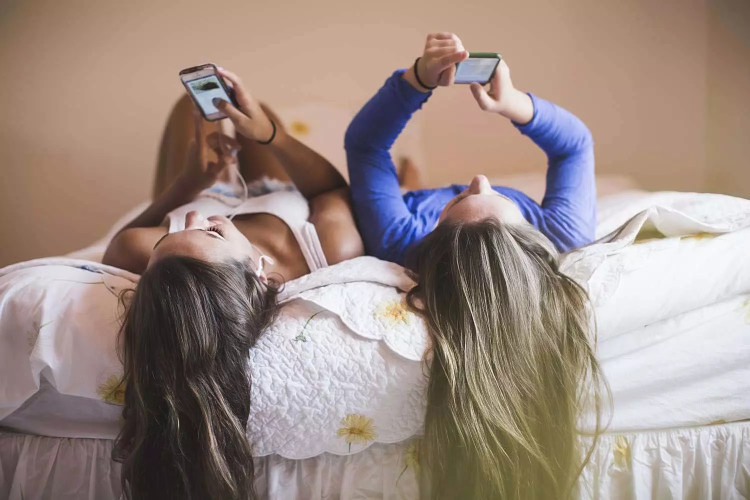 Social Media की लत से लड़कियों में बढ़ रही स्वास्थ्य समस्याएं Social Media की लत से लड़कियों में बढ़ रही स्वास्थ्य समस्याएं