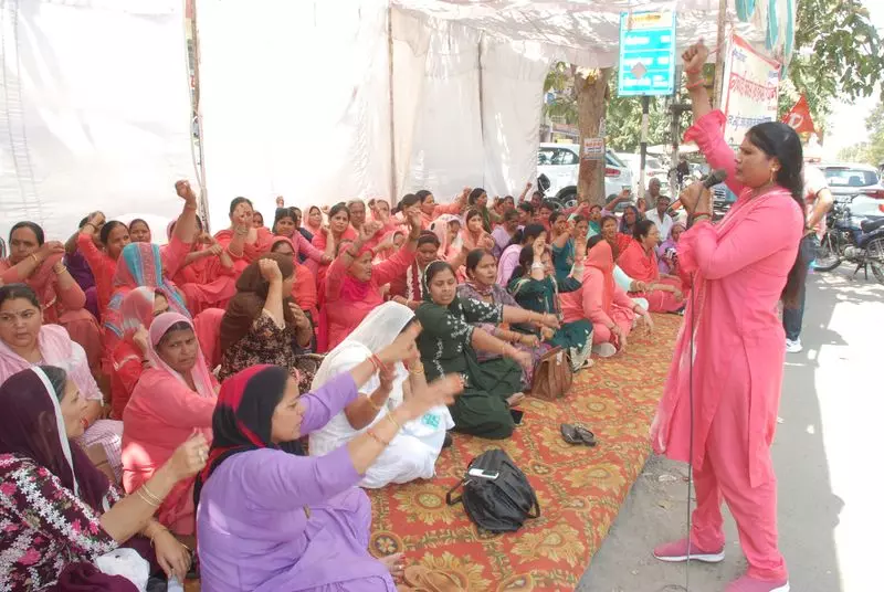 Karnal में आंगनवाड़ी कार्यकर्ताओं और सहायिकाओं ने किया विरोध प्रदर्शन Karnal में आंगनवाड़ी कार्यकर्ताओं और सहायिकाओं ने किया विरोध प्रदर्शन
