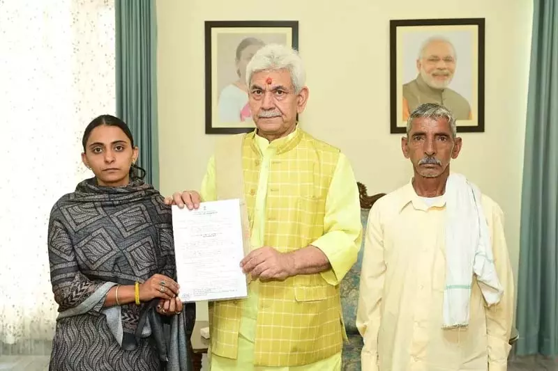 J&K LG ने रियासी आतंकी हमले में मारे गए बस कंडक्टर की बहन को नियुक्ति पत्र सौंपा J&K LG ने रियासी आतंकी हमले में मारे गए बस कंडक्टर की बहन को नियुक्ति पत्र सौंपा