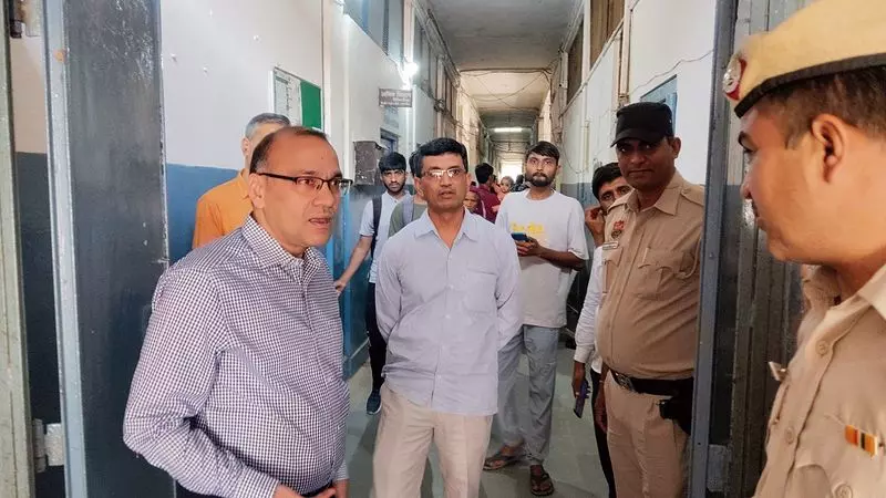 DC ने सरकारी कार्यालयों का औचक निरीक्षण किया, दो कर्मचारी अनुपस्थित पाए गए DC ने सरकारी कार्यालयों का औचक निरीक्षण किया, दो कर्मचारी अनुपस्थित पाए गए