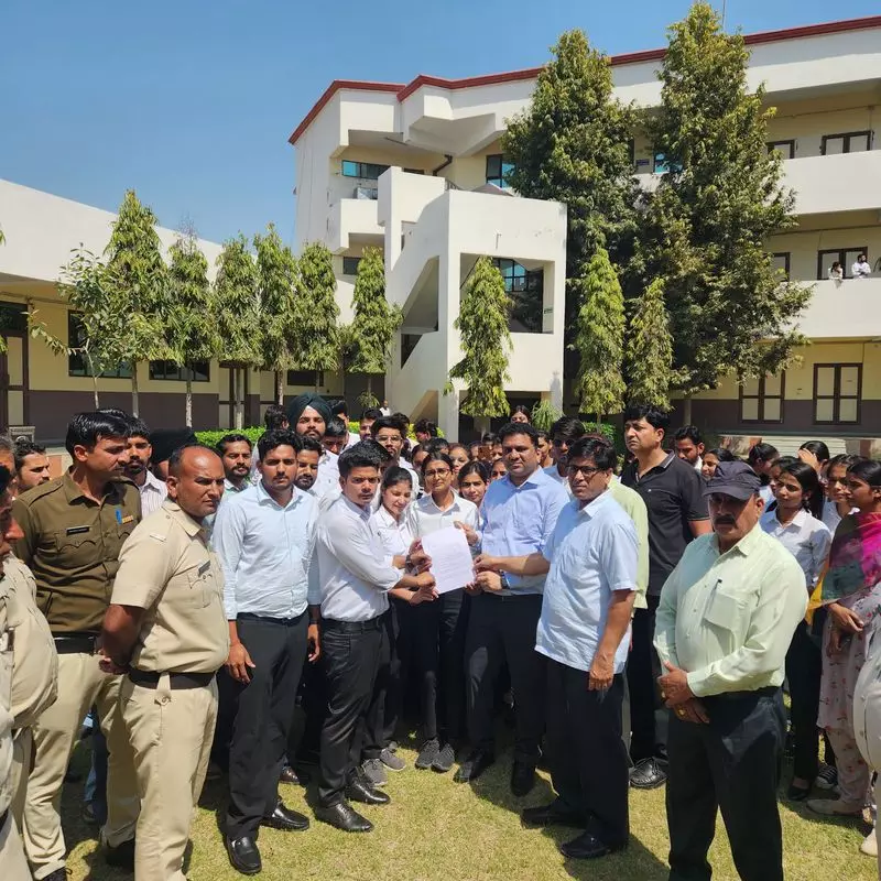 Haryana : सिरसा विश्वविद्यालय में छात्रों ने ‘प्रस्तावित फीस वृद्धि’ का विरोध किया Haryana : सिरसा विश्वविद्यालय में छात्रों ने ‘प्रस्तावित फीस वृद्धि’ का विरोध किया