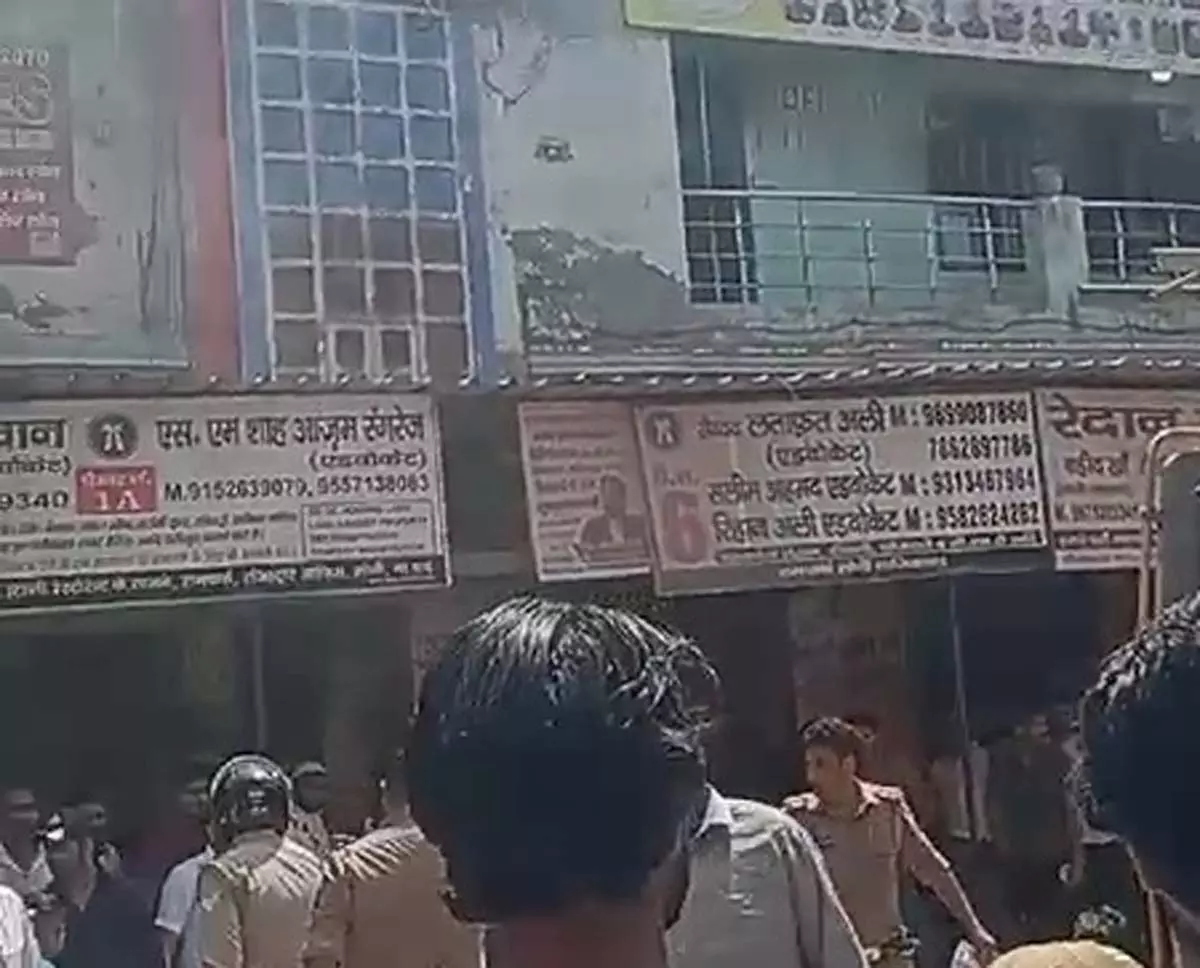 इलेक्ट्रॉनिक्स स्टोर में लगी आग, कारोबारी को लाखों का नुकसान इलेक्ट्रॉनिक्स स्टोर में लगी आग, कारोबारी को लाखों का नुकसान