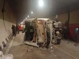 J&K: नवयुग सुरंग के अंदर SRTC बस पलटने से 17 लोग घायल J&K: नवयुग सुरंग के अंदर SRTC बस पलटने से 17 लोग घायल