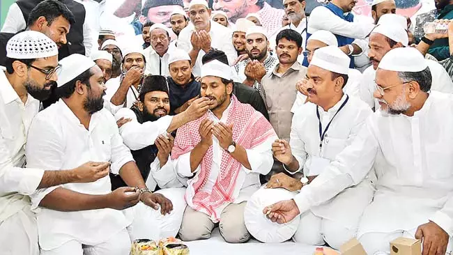 Andhra: जगन ने मुसलमानों के लिए इफ्तार भोज का आयोजन किया Andhra: जगन ने मुसलमानों के लिए इफ्तार भोज का आयोजन किया
