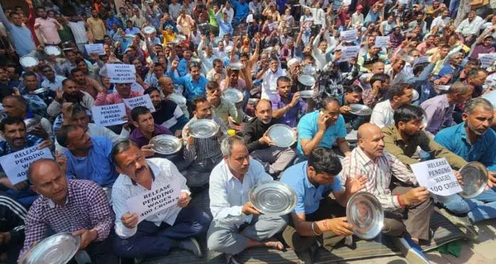 Jammu: नियमितीकरण-लंबित वेतन जारी करने की मांग को लेकर दैनिक वेतनभोगियों का विरोध प्रदर्शन जारी Jammu: नियमितीकरण-लंबित वेतन जारी करने की मांग को लेकर दैनिक वेतनभोगियों का विरोध प्रदर्शन जारी