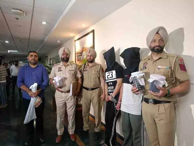 Chandigarh: गैंगस्टर से 1.4 किलो अफीम, तीन पिस्तौल, 2.5 लाख रुपये जब्त Chandigarh: गैंगस्टर से 1.4 किलो अफीम, तीन पिस्तौल, 2.5 लाख रुपये जब्त
