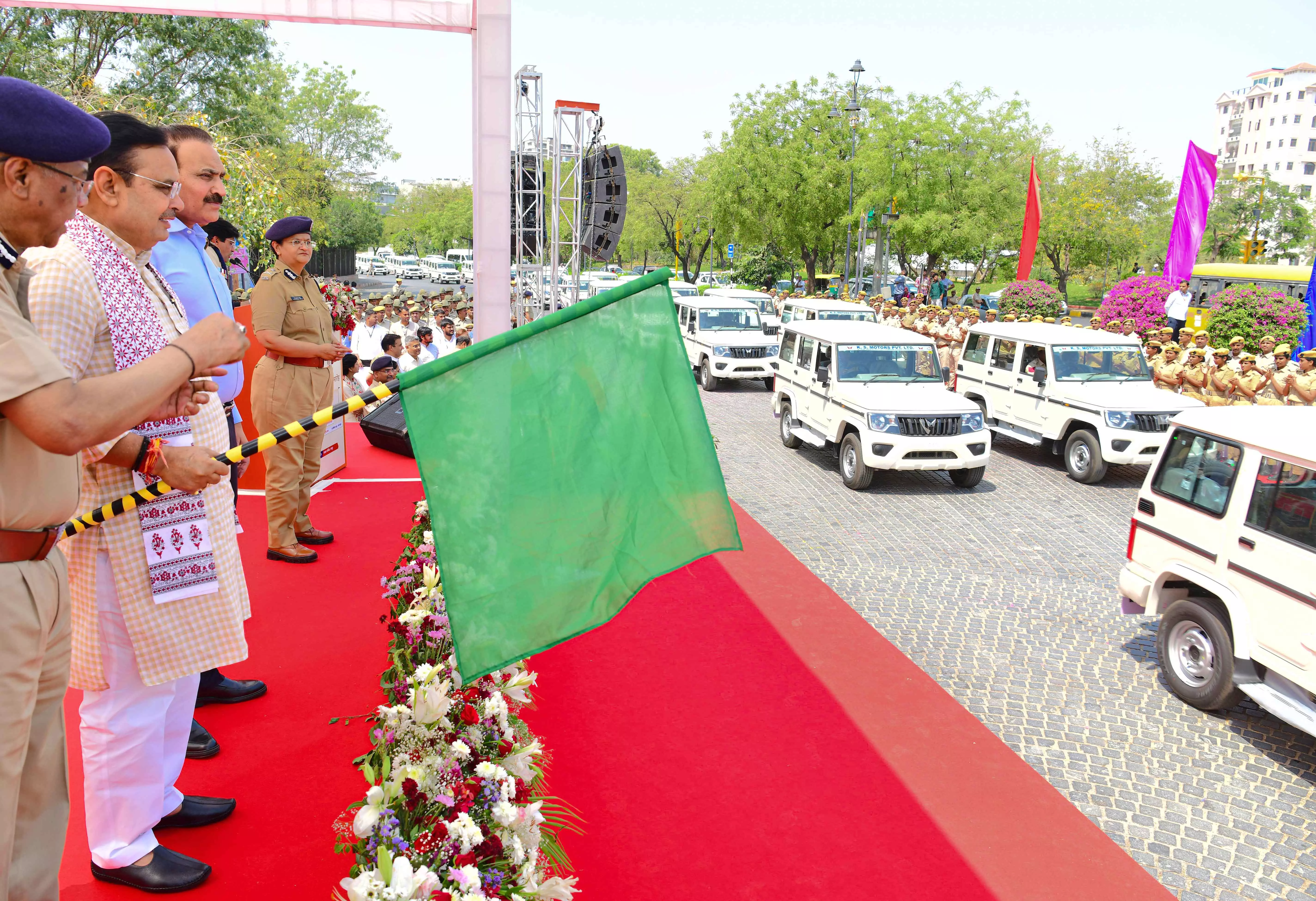 Jaipur: मुख्यमंत्री ने 150 नए पुलिस वाहनों को हरी झंडी दिखाकर किया रवाना Jaipur: मुख्यमंत्री ने 150 नए पुलिस वाहनों को हरी झंडी दिखाकर किया रवाना