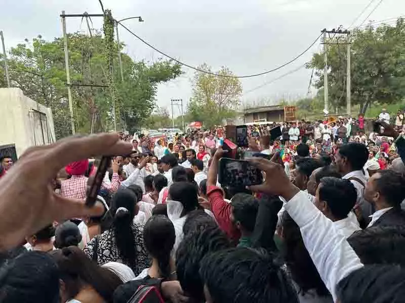पादरी बजिंदर के समर्थकों ने मोहाली SSP कार्यालय के बाहर किया प्रदर्शन पादरी बजिंदर के समर्थकों ने मोहाली SSP कार्यालय के बाहर किया प्रदर्शन