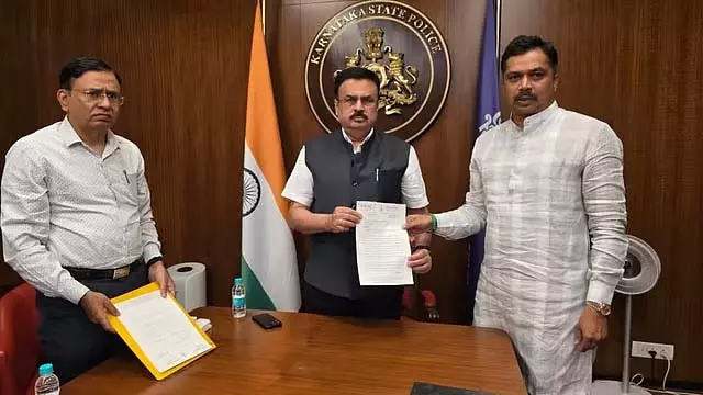 हनीट्रैप में नया मोड़; राजन्ना के बेटे का कहना है कि उसे मेरी हत्या की सुपारी दी गई थी; DGP से शिकायत हनीट्रैप में नया मोड़; राजन्ना के बेटे का कहना है कि उसे मेरी हत्या की सुपारी दी गई थी; DGP से शिकायत