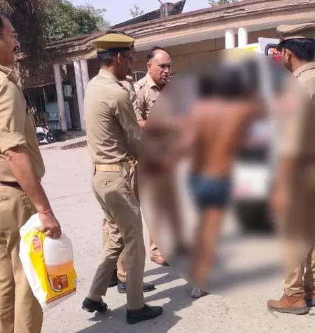 कलेक्ट्रेट के बाहर युवक ने किया आत्मदाह का प्रयास, पुलिसकर्मियों ने बचाई जान कलेक्ट्रेट के बाहर युवक ने किया आत्मदाह का प्रयास, पुलिसकर्मियों ने बचाई जान