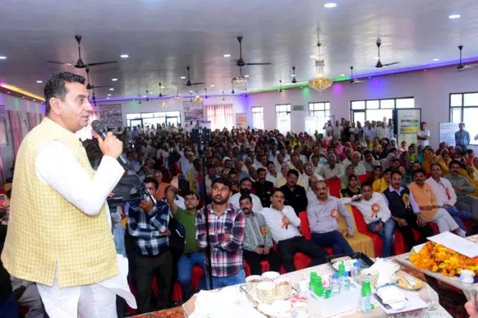 Jasrotia ने किसान मेले का उद्घाटन किया, किसानों को 45 ट्रैक्टर सौंपे Jasrotia ने किसान मेले का उद्घाटन किया, किसानों को 45 ट्रैक्टर सौंपे