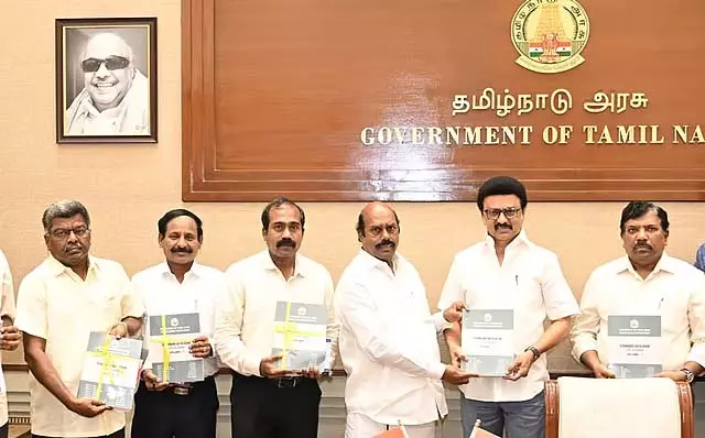 निर्माण कार्यों की डेटा विवरण पुस्तिका का मुख्यमंत्री द्वारा विमोचन निर्माण कार्यों की डेटा विवरण पुस्तिका का मुख्यमंत्री द्वारा विमोचन