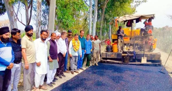 MLA कठुआ ने मैकडैमाइजेशन कार्य शुरू किया MLA कठुआ ने मैकडैमाइजेशन कार्य शुरू किया