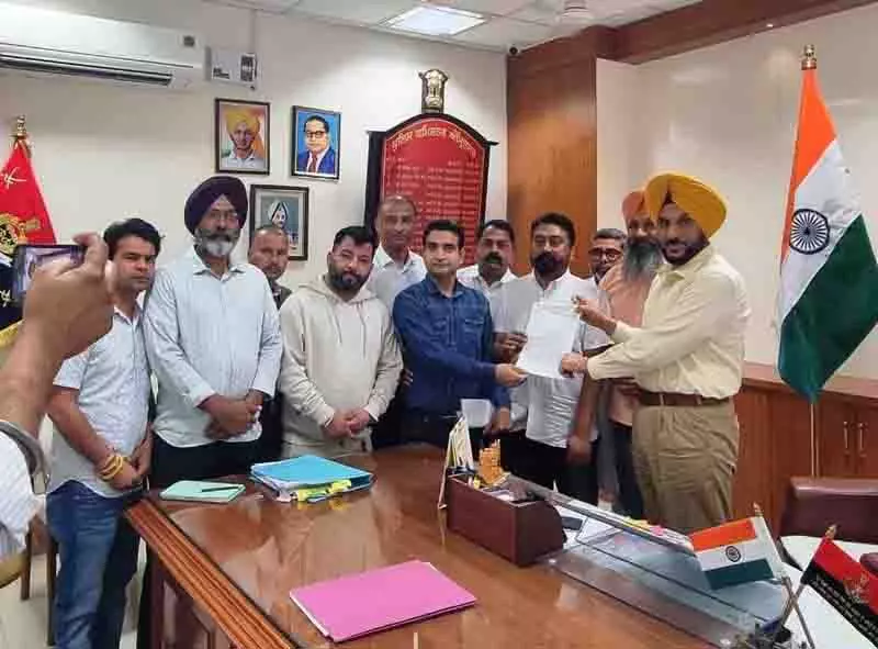 Amritsar पुलिस और टैक्सी यूनियनों ने HP टैक्सी ऑपरेटरों को समर्थन का आश्वासन दिया Amritsar पुलिस और टैक्सी यूनियनों ने HP टैक्सी ऑपरेटरों को समर्थन का आश्वासन दिया