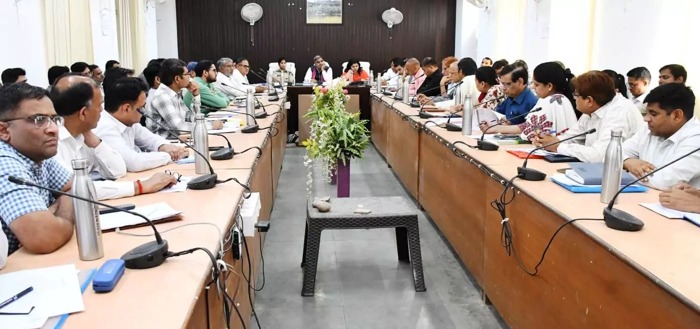 Madhopur: प्रभारी मंत्री ने ली अधिकारियों की बैठक Madhopur: प्रभारी मंत्री ने ली अधिकारियों की बैठक