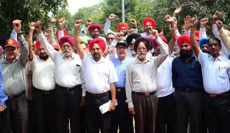 Patiala हमला मामले में कर्नल के प्रति दिग्गजों ने दिखाई एकजुटता Patiala हमला मामले में कर्नल के प्रति दिग्गजों ने दिखाई एकजुटता