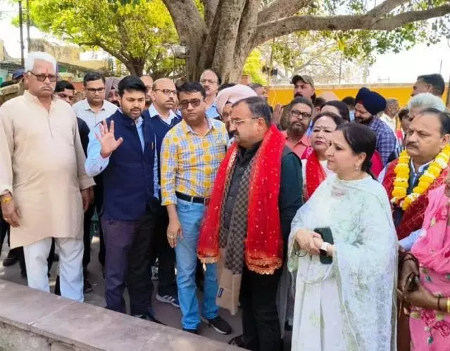 विधायक रंधावा, JMC कमिश्नर ने बाहु फोर्ट में नवरात्र प्रबंधों की समीक्षा की विधायक रंधावा, JMC कमिश्नर ने बाहु फोर्ट में नवरात्र प्रबंधों की समीक्षा की