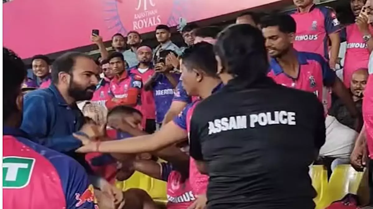 IPL 2025: मैच के दौरान स्टैंड पर प्रशंसकों के बीच हिंसक लड़ाई, VIDEO वायरल IPL 2025: मैच के दौरान स्टैंड पर प्रशंसकों के बीच हिंसक लड़ाई, VIDEO वायरल