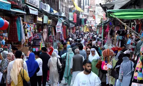 ईद-उल-फितर से पहले श्रीनगर के बाजार खरीदारों से गुलजार