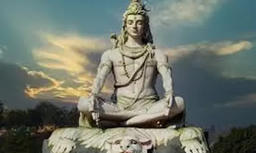 Guru Pradosh Vrat Katha : गुरु प्रदोष व्रत के दिन जरूर पढ़ें ये व्रत कथा, जीवन में बनी रहेगी खुशियां