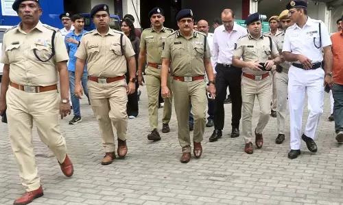 CISF जवान की इतनी हिम्मत, फर्जी रेड मारी फिर हुआ ये अंजाम CISF जवान की इतनी हिम्मत, फर्जी रेड मारी फिर हुआ ये अंजाम