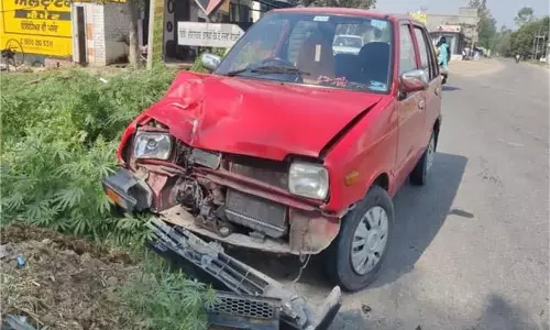 Punjab : कार ने मोटरसाइकिल सवार को मारी  टक्कर, खेत में जा गिरा युवक