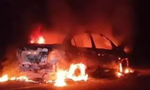 Kanpur : चलती कार आग के गोले में बदल गई, आसमान में धुएं का गुबार छा गया Kanpur : चलती कार आग के गोले में बदल गई, आसमान में धुएं का गुबार छा गया