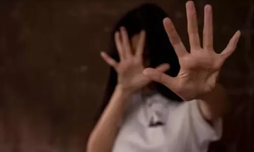 शिक्षक फरार, चौराहे और क्लासरूम में लड़कियों को करता था अश्लील ईशारे