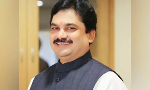 Shiv Sena (UBT) ने विधान परिषद के अध्यक्ष राम शिंदे के खिलाफ अविश्वास प्रस्ताव वापस ले लिया Shiv Sena (UBT) ने विधान परिषद के अध्यक्ष राम शिंदे के खिलाफ अविश्वास प्रस्ताव वापस ले लिया