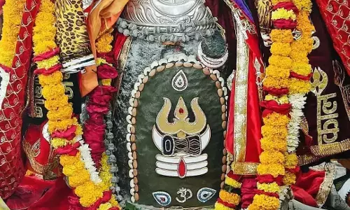 Ujjain : भस्म से अभिषेक, चंद्र-त्रिपुंड से सजे महाकाल Ujjain : भस्म से अभिषेक, चंद्र-त्रिपुंड से सजे महाकाल