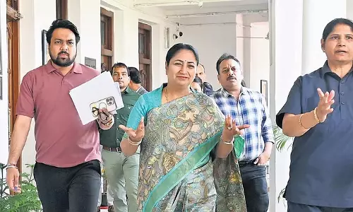 बजट को लेकर AAP, बीजेपी में तीखी नोकझोंक बजट को लेकर AAP, बीजेपी में तीखी नोकझोंक