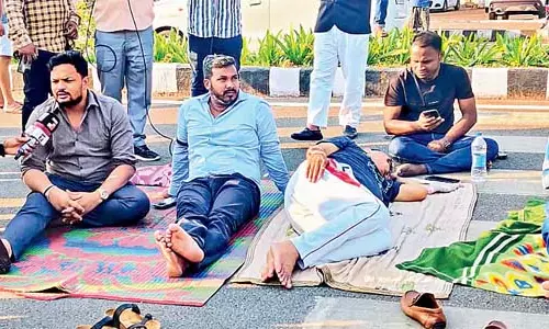 Odisha: सड़क पर सो रहे विधायक Odisha: सड़क पर सो रहे विधायक