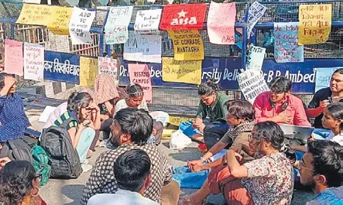 अंबेडकर विश्वविद्यालय ने प्रशासनिक ब्लॉक के पास विरोध प्रदर्शन पर रोक लगाई