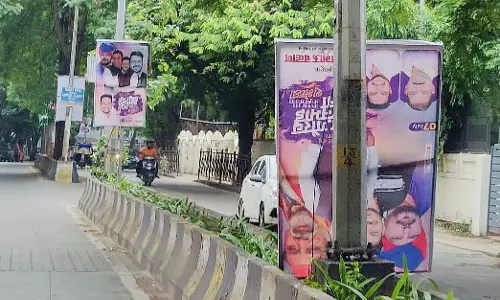 Maharashtra: सरकार को अवैध होर्डिंग्स पर सख्त कार्रवाई के लिए कार्ययोजना पेश करने का निर्देश दिया Maharashtra: सरकार को अवैध होर्डिंग्स पर सख्त कार्रवाई के लिए कार्ययोजना पेश करने का निर्देश दिया