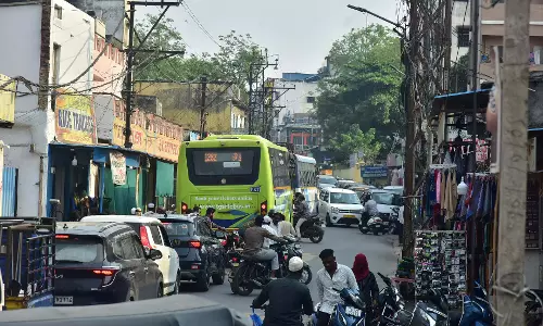 Telangana: पुराने शहर में सड़क चौड़ीकरण का काम तेजी से चल रहा Telangana: पुराने शहर में सड़क चौड़ीकरण का काम तेजी से चल रहा